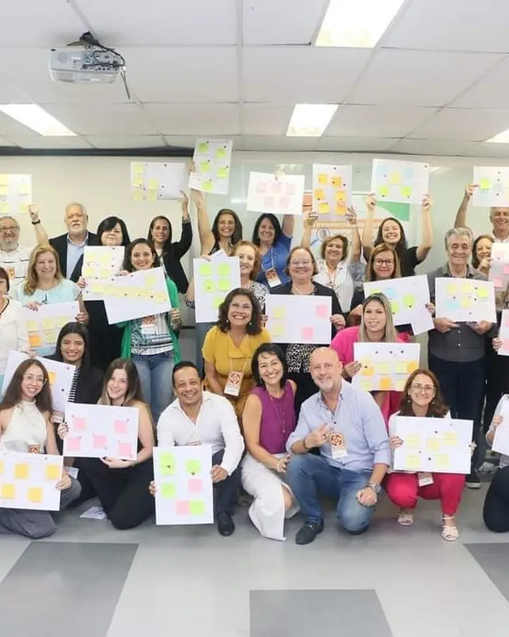 Empresários e líderes celebrando durante a Imersão