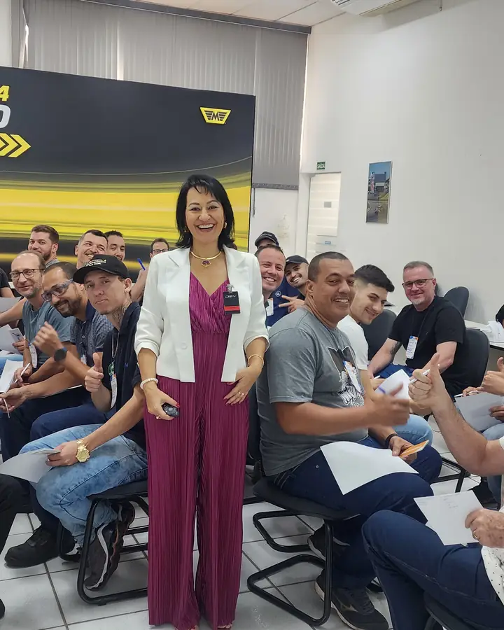 Dani Ferrari em treinamento com a equipe de uma empresa