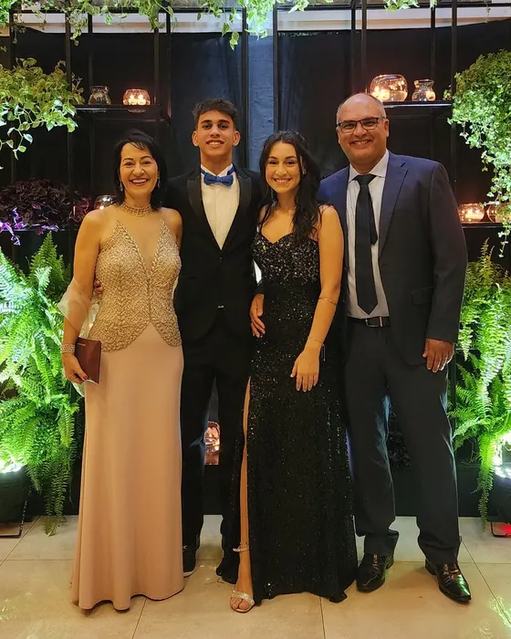 Dani Ferrari com a família em uma festa