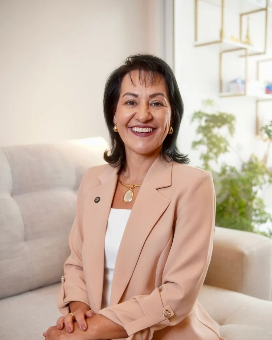 Retrato de Dani Ferrari sorrindo, sentada