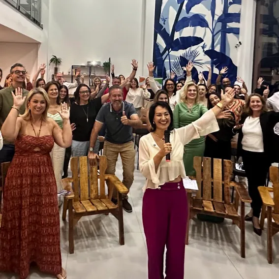 Dani Ferrari com turma de líderes
