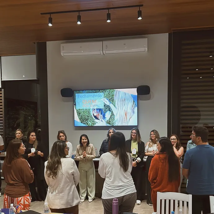 Participantes em pé durante dinâmica