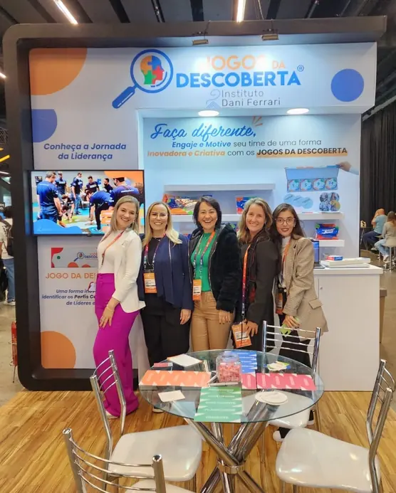 Dani Ferrari e equipe no estande dos Jogos da Descoberta em evento
