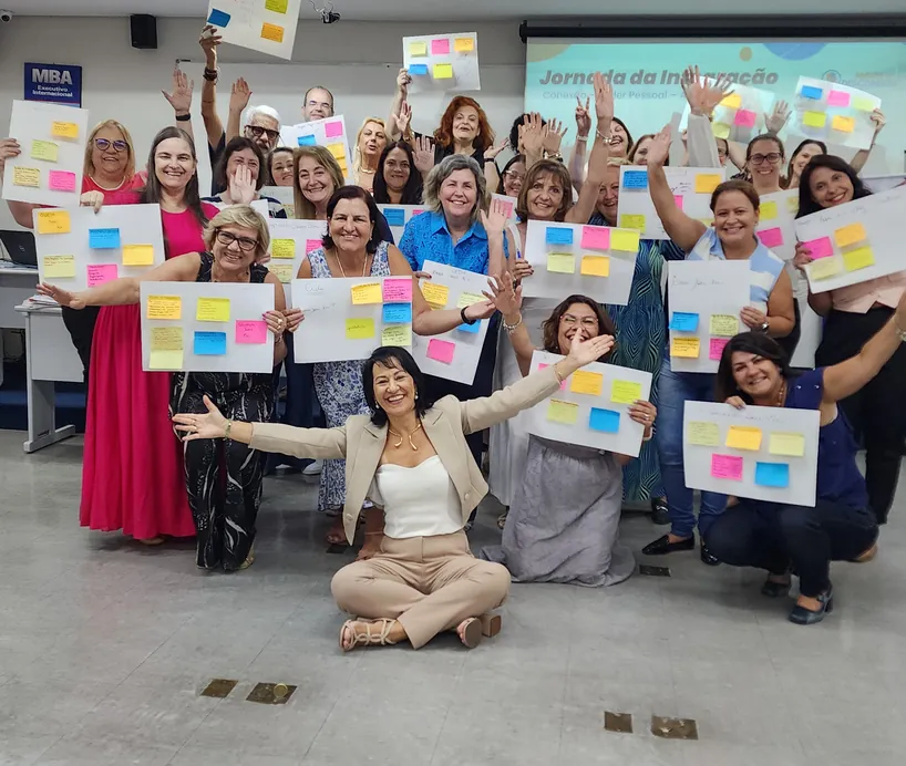 Dani Ferrari com participantes celebrando o encerramento