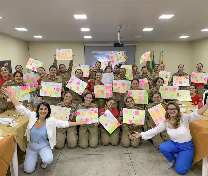 Turma com os painéis dos Jogos da Descoberta