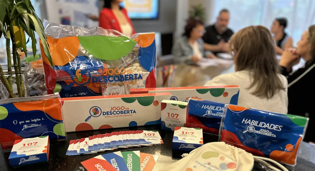 Kit completo dos Jogos da Descoberta sobre a mesa