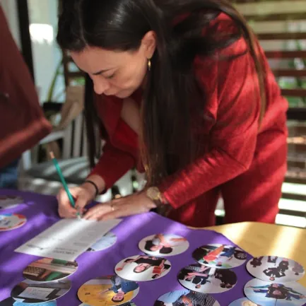 Participante escolhendo cartas do jogo