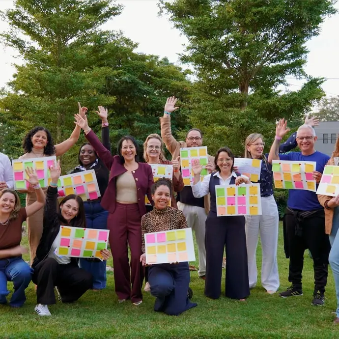 Turma comemorando com os painéis dos Jogos da Descoberta