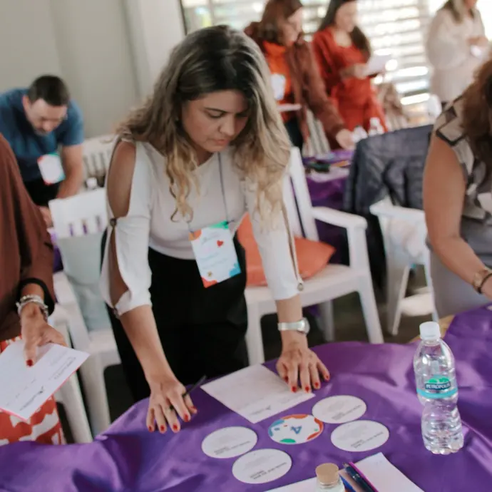 Participante montando o jogo sobre a mesa