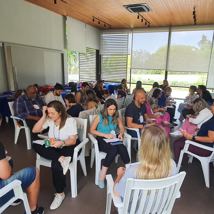 Equipe reunida em roda durante treinamento