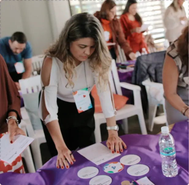 Participante em atividade na mesa dos jogos