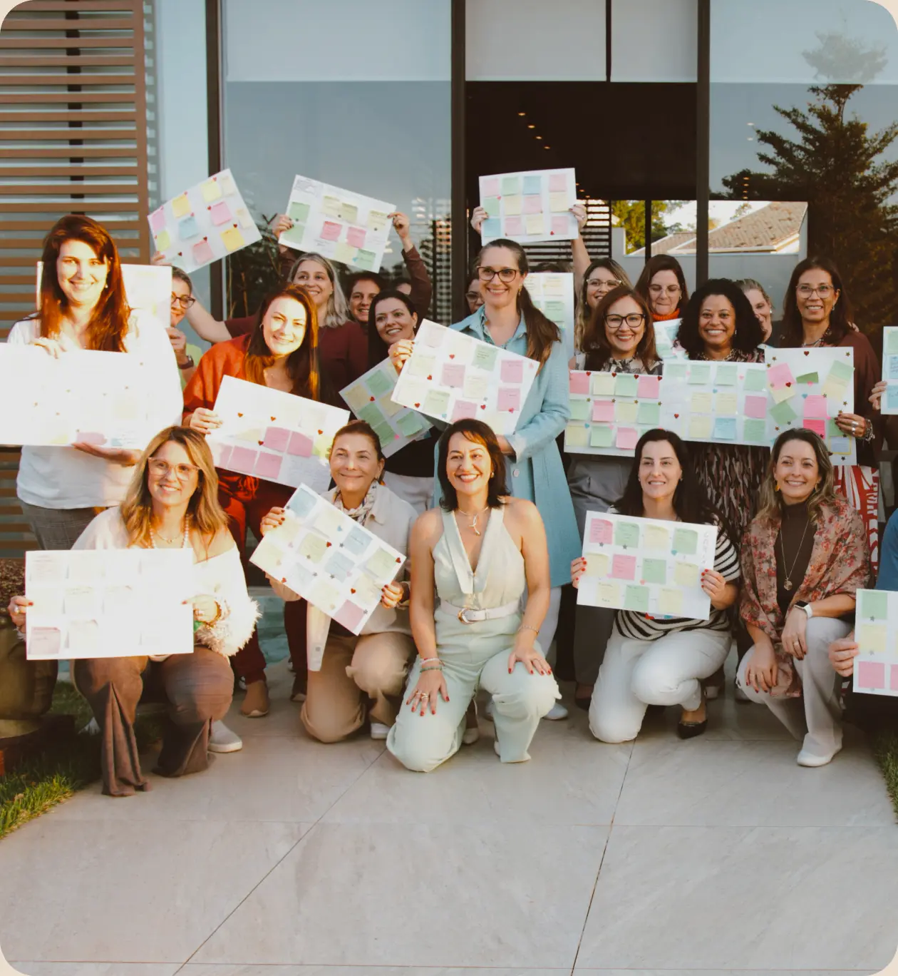 Grupo de participantes da imersão segurando os murais da descoberta