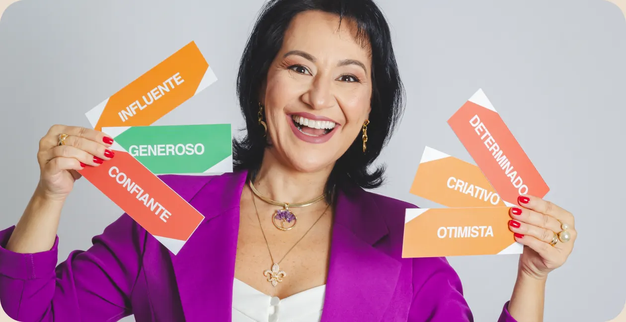 Dani Ferrari segurando cartões com características de perfil comportamental